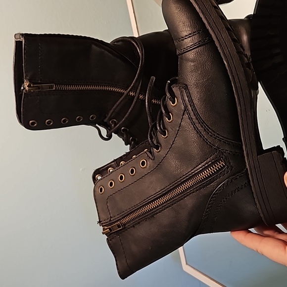 Boots - Picture 5 of 7